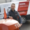 Technicien verifiant une machine